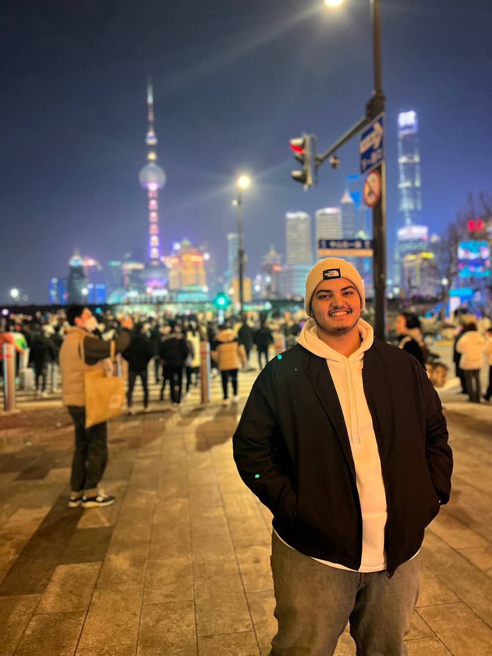 هشام في شنغهاي على كورنيش البوند — Hesham on the Bund Shanghai waterfront with city skyline