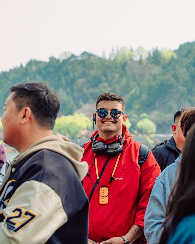 هشام في رحلة جبلية بالقرب من بحيرة صينية — Hesham on a mountain trip near a Chinese lake