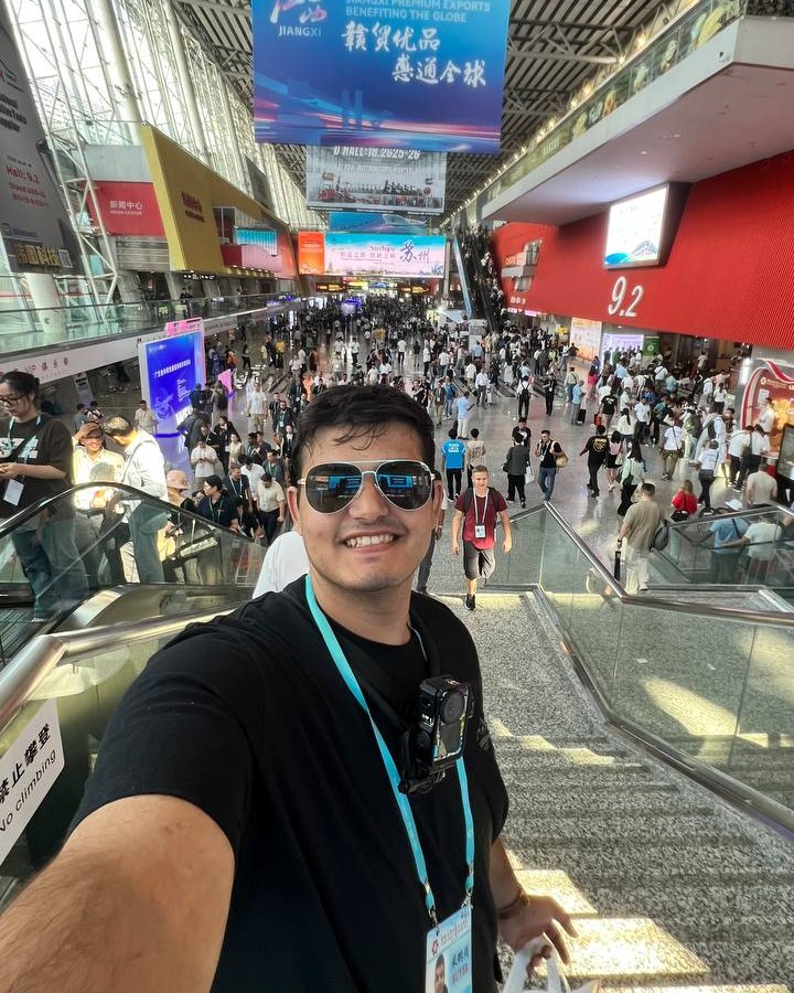 هشام في معرض تجاري كبير في الصين — Hesham at a major trade fair in China