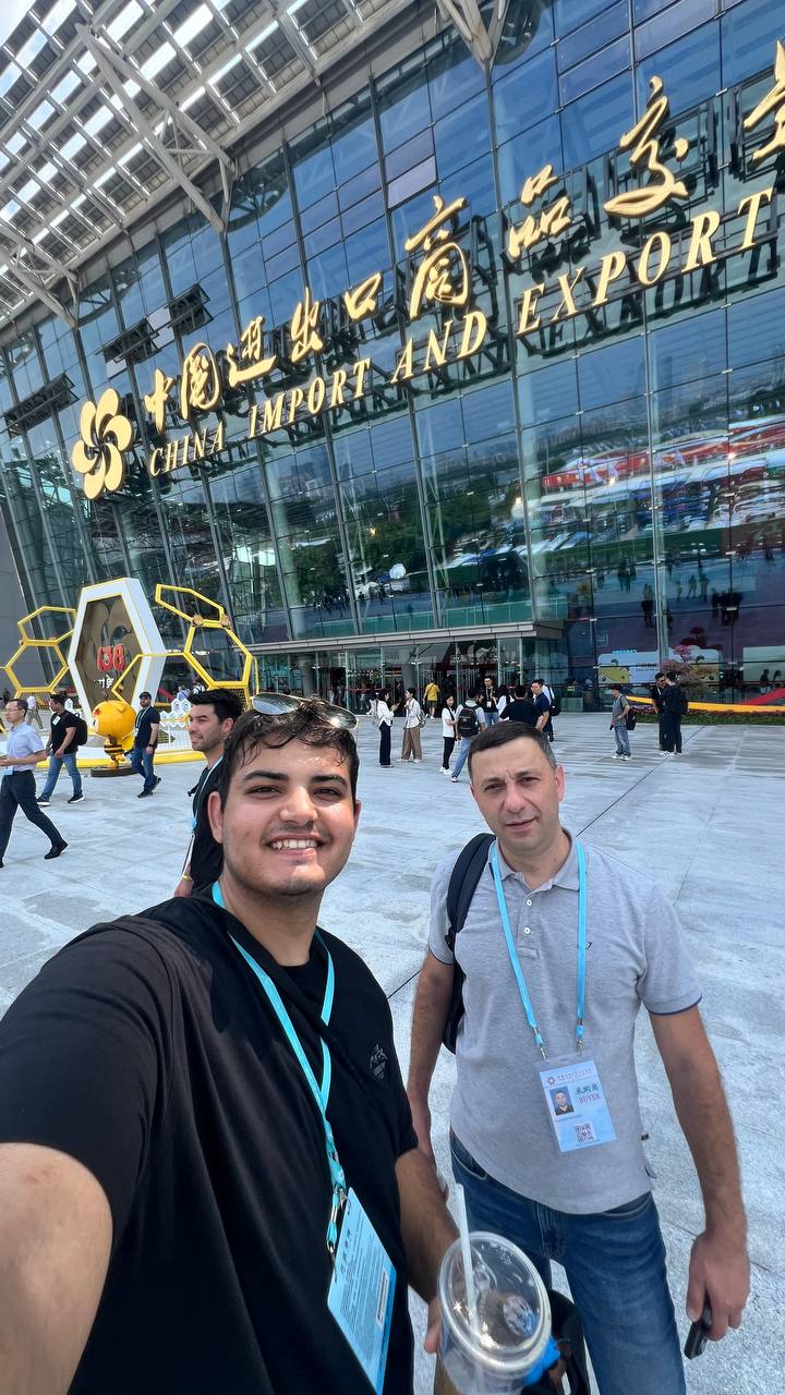 هشام عند مدخل معرض كانتون في قوانغتشو — Hesham at the Canton Fair entrance in Guangzhou