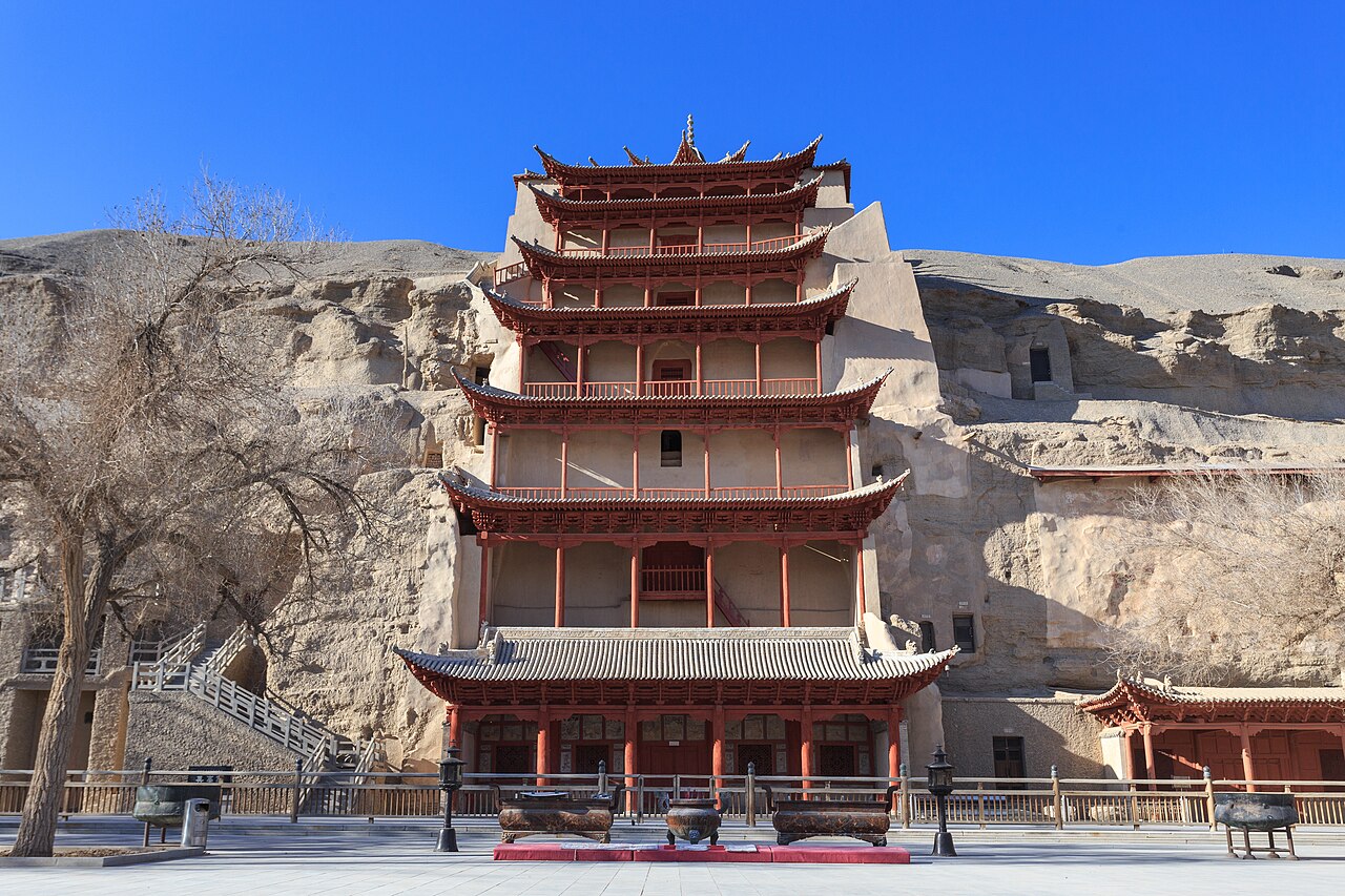 مبنى كهوف موقاو في دونهوانغ، قرب موقع عرض إنكور دونهوانغ — Mogao Caves building in Dunhuang, near Encore Dunhuang