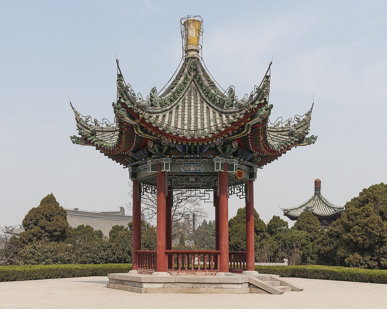 جناح تقليدي داخل حدائق قصر هواتشينغ في شيان — A traditional pavilion inside Huaqing Palace's gardens in Xi'an
