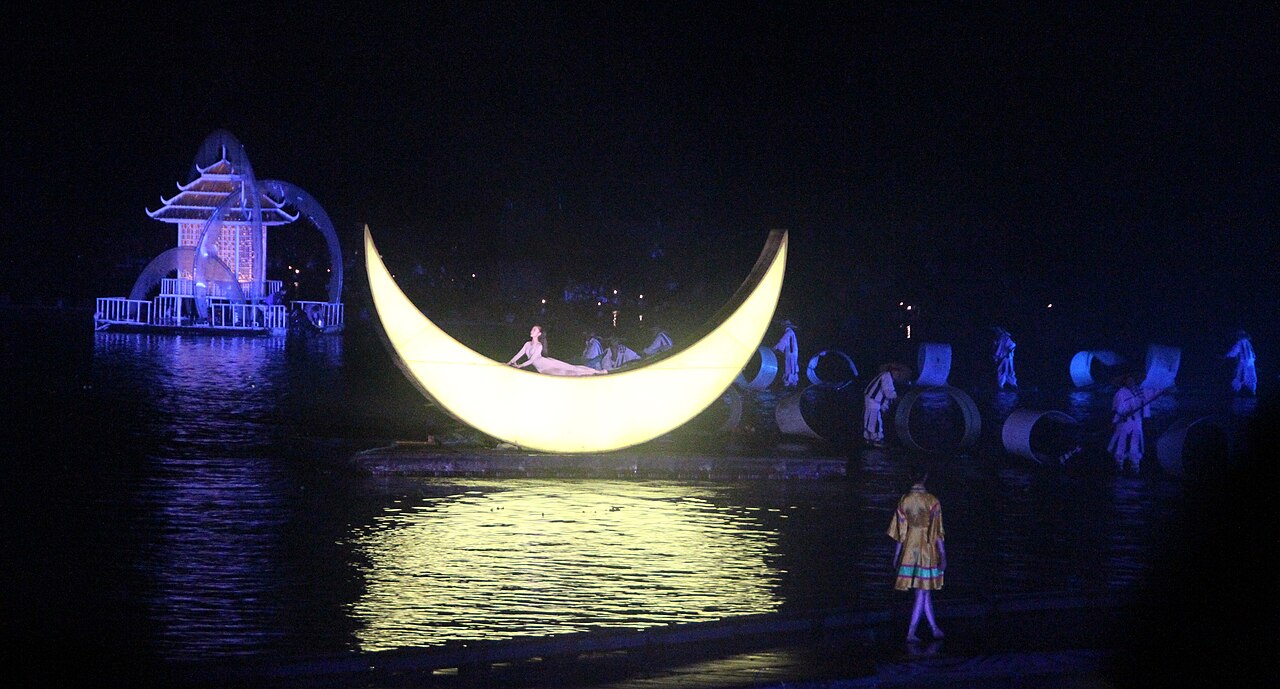 لقطة حية من عرض إمبريشن ليو سانجيه فوق نهر لي — Live performance shot of Impression Sanjie Liu on the Li River