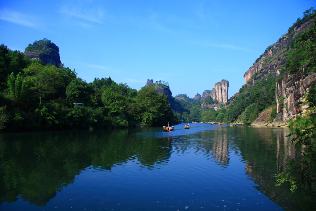 جبال ووي مع القوارب على النهر، موقع عرض إمبريشن داهونغباو — Wuyi Mountains, home of Impression Dahongpao